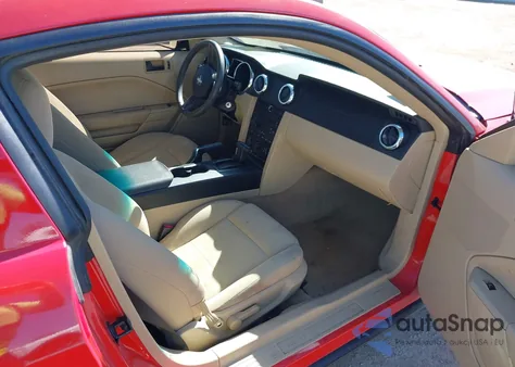 2005 Ford Mustang V6 Deluxe/V6 Premium z USA, uszkodzony, nr VIN 1ZVFT80N155258286